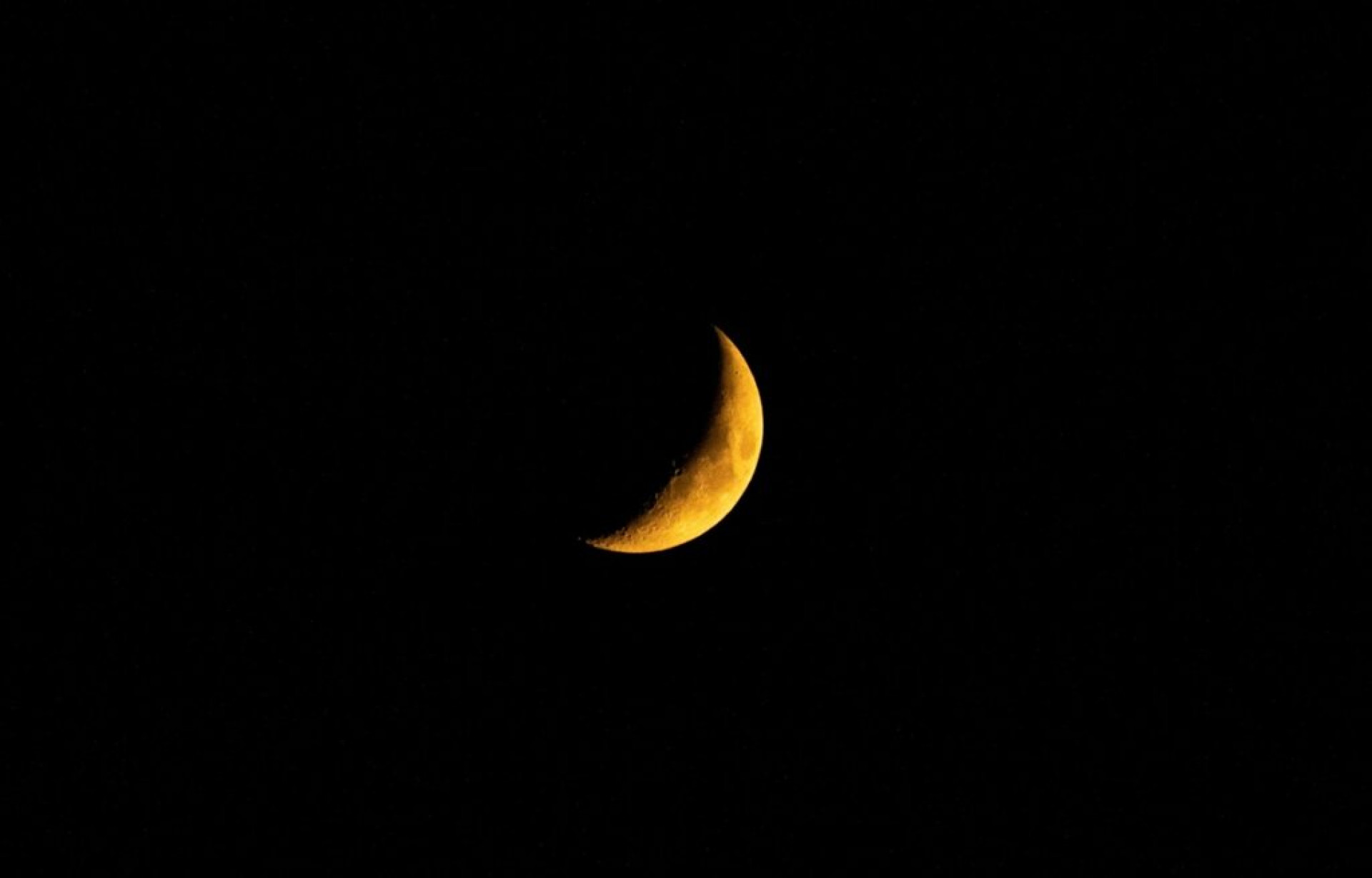 Lua Minguante em &Aacute;ries: 4 rituais para soltar o que est&aacute; te pesando