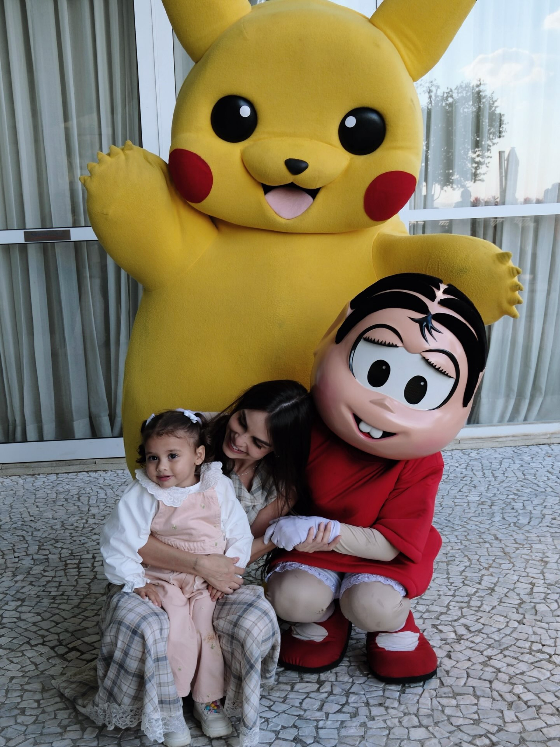 Helena posou com Amanda Kimberlly e os personagens Pikachu e Mônica - Reprodução/Instagram