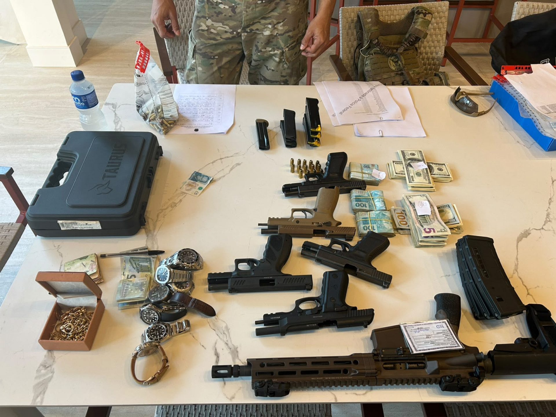 PF apreendeu armas, dinheiro e mais itens na casa de um dos alvos da sexta fase da operação Unha e Carne - Divulgação / Polícia Federal