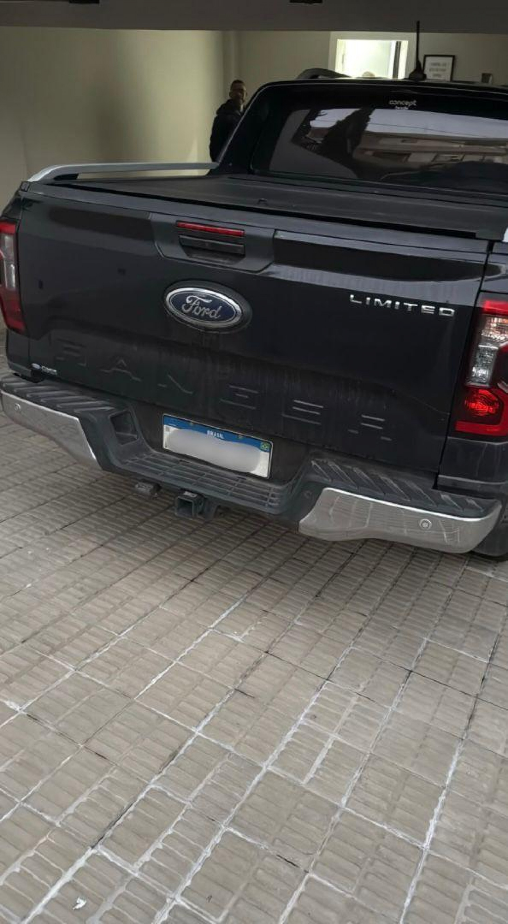 Carros de luxo foram apreendidos pela PF na sexta fase da operação Unha e Carne - Divulgação / Polícia Federal