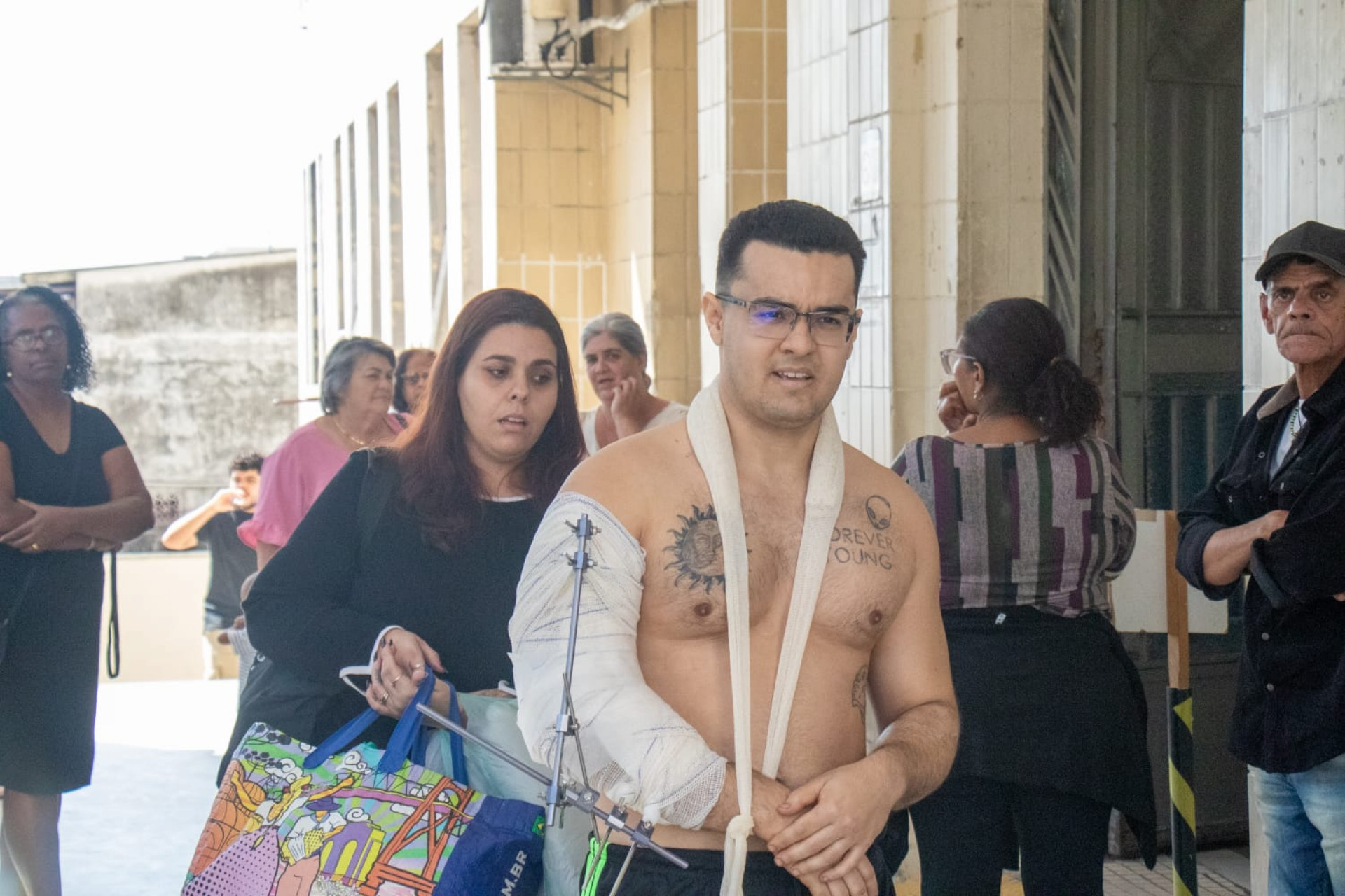 Natan deixou o hospital acompanhado da mulher após ser baleado - Érica Martin/Agência O DIA