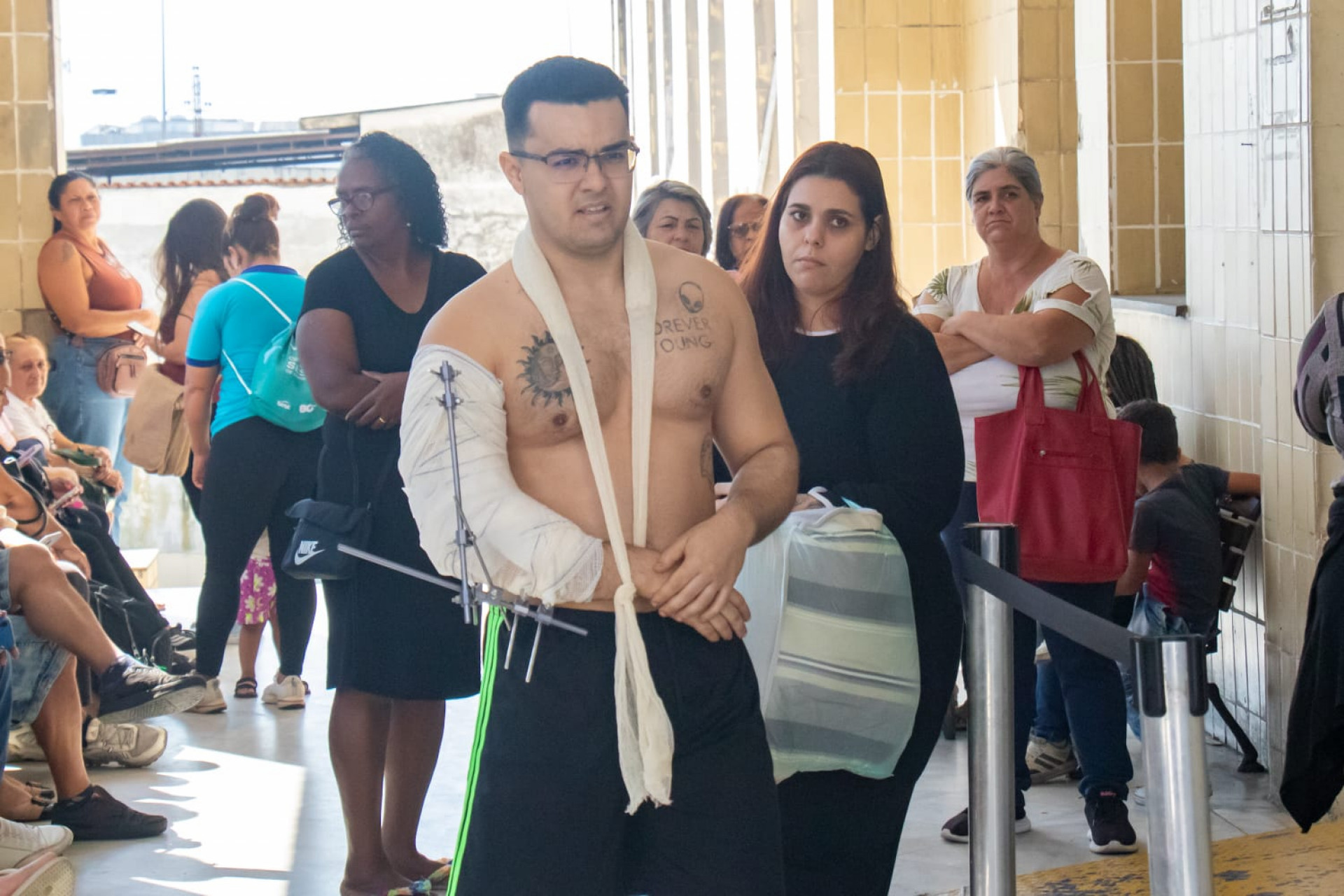 Natan deixou o hospital acompanhado da mulher após ser baleado - Érica Martin/Agência O DIA