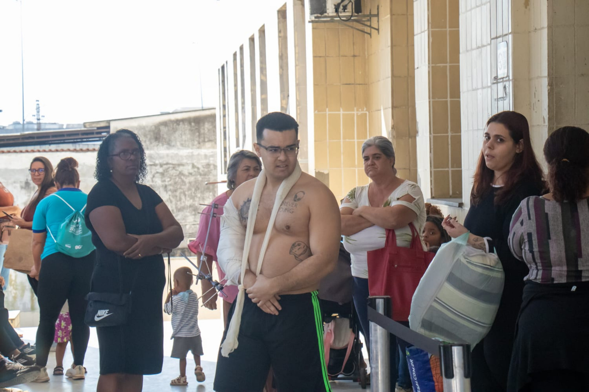 Natan deixou o hospital acompanhado da mulher após ser baleado - Érica Martin/Agência O DIA