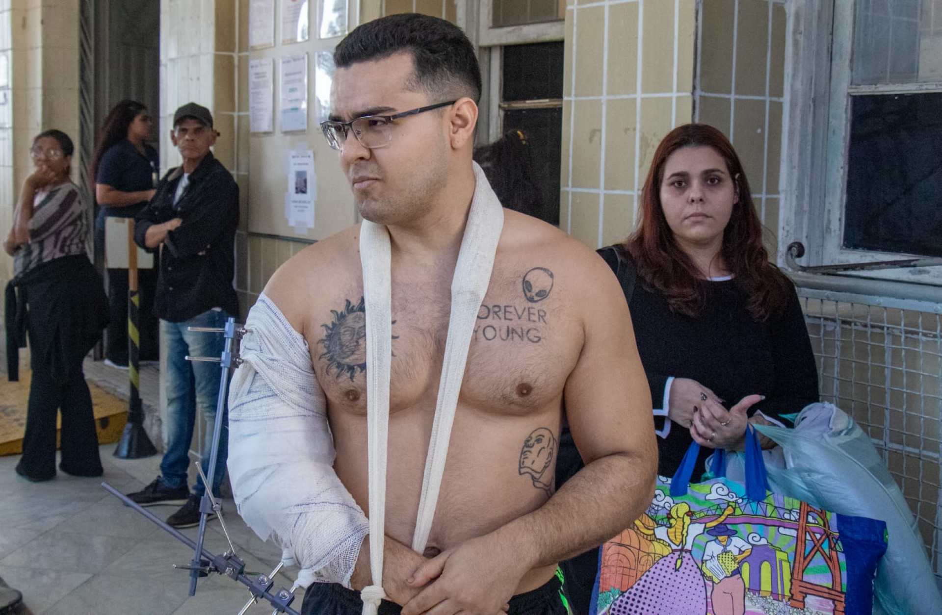 Natan deixou o hospital acompanhado da mulher após ser baleado - Érica Martin/Agência O DIA