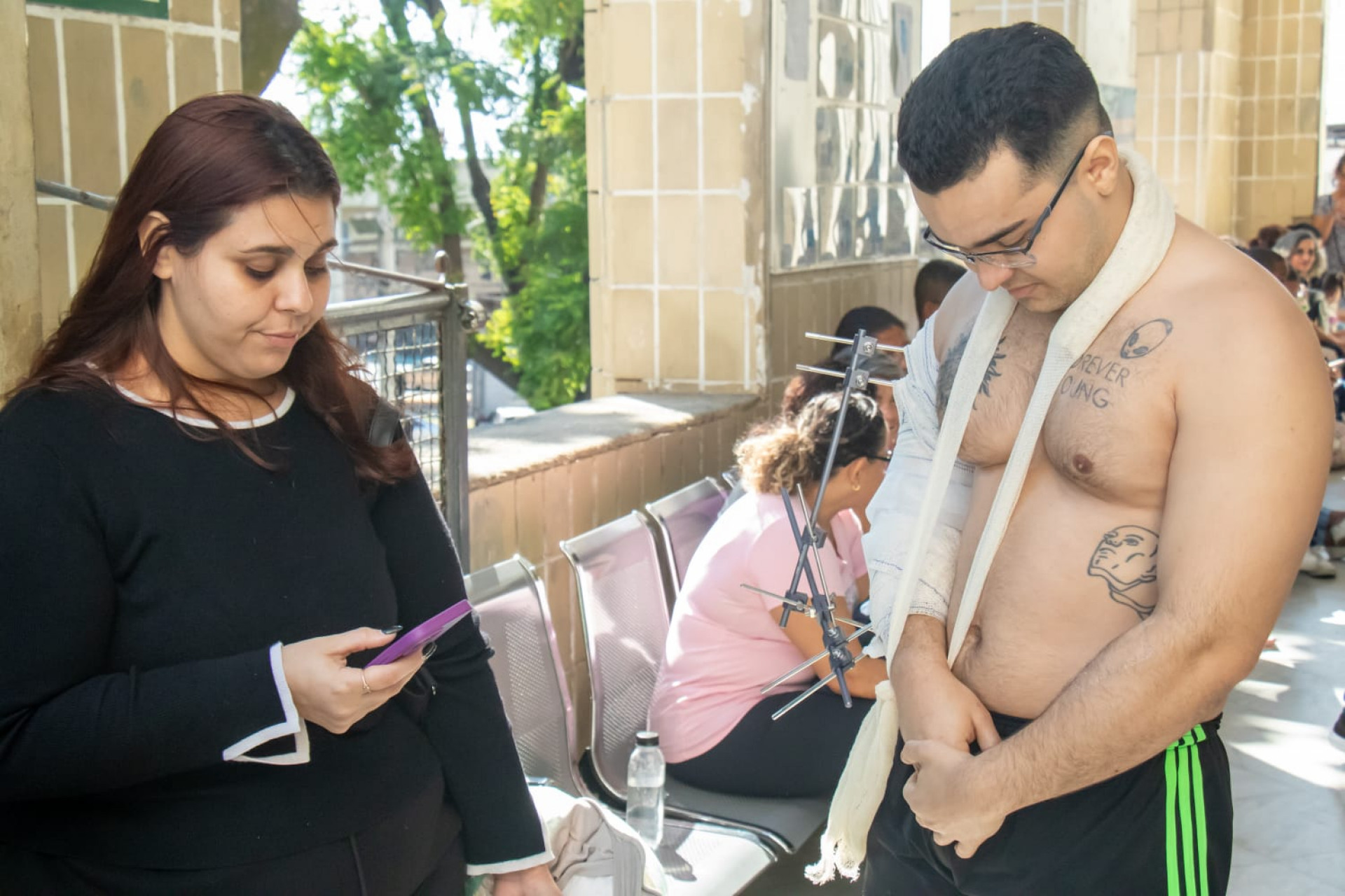 Natan deixou o hospital acompanhado da mulher após ser baleado - Érica Martin/Agência O DIA