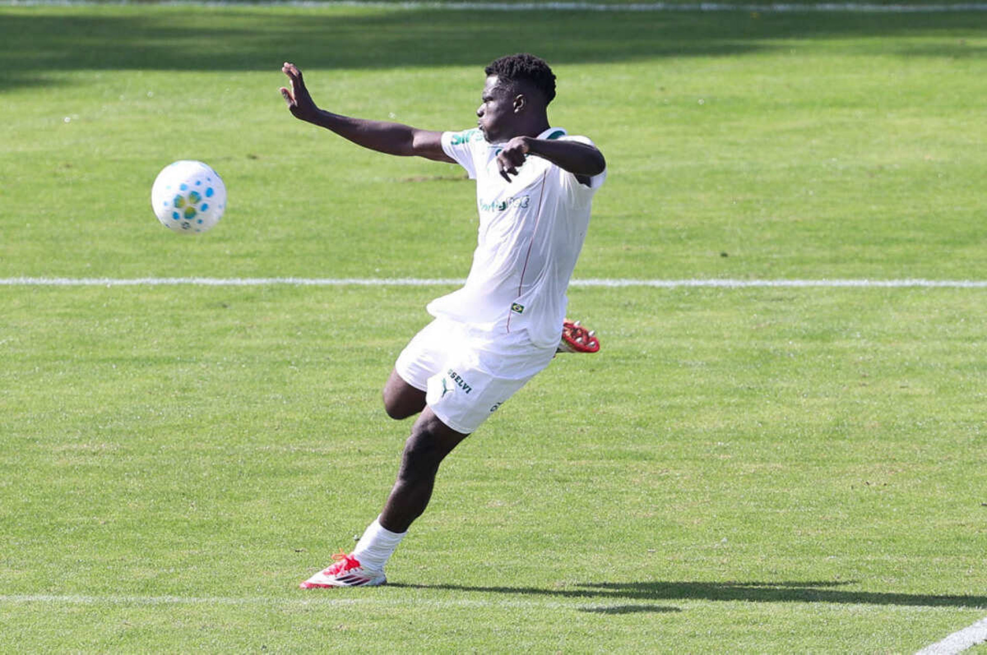 Quem &eacute; a joia camaronesa que se destacou em jogo-treino do Palmeiras