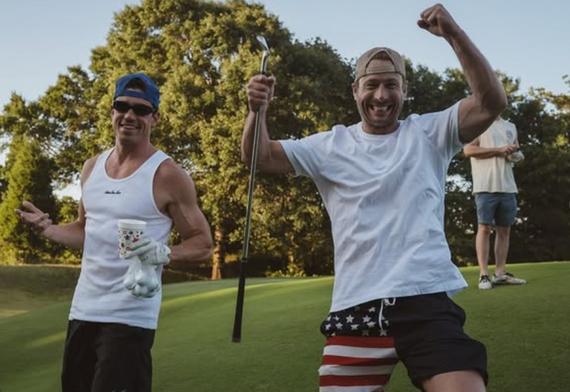 Glen Powell comemorou o feriado do dia 4 de julho com amigos e Michelle Randolph, nova namorada - Reprodução / Instagram