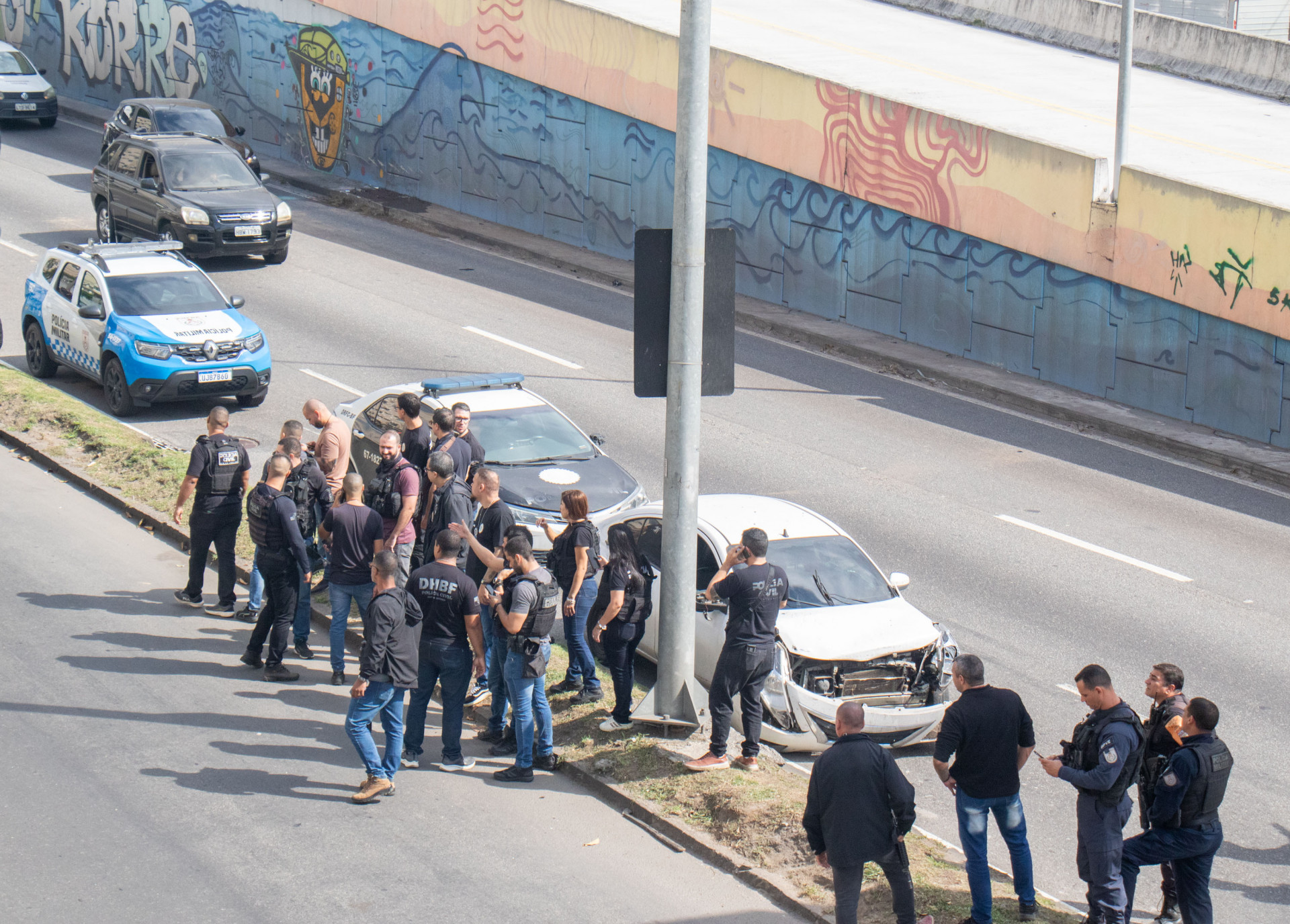 Dois policiais da Delegacia de Homicídios da Baixada Fluminense (DHBF) foram baleados, enquanto passavam pela Avenida Brasil, na altura de Guadalupe, Zona Norte, na manhã desta quarta-feira (8).  - Érica Martin/Agência O Dia