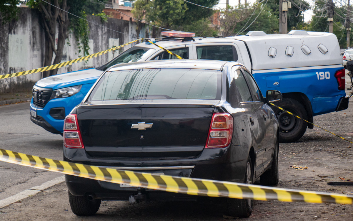 Dois corpos foram encontrados dentro de um veículo na Rua Carolina de Assis, em Marechal Hermes, na Zona Norte, na manhã desta quarta-feira (8). - Érica Martin/Agência O Dia