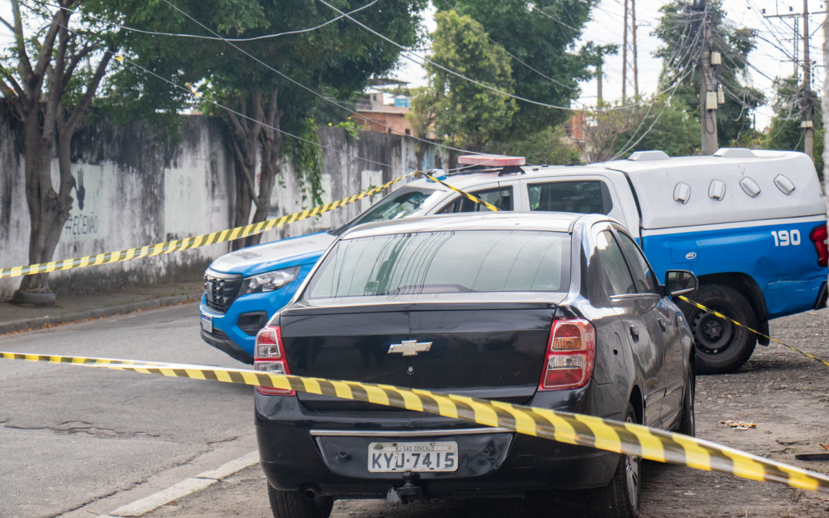 Dois corpos foram encontrados dentro de um veículo na Rua Carolina de Assis, em Marechal Hermes, na Zona Norte, na manhã desta quarta-feira (8). - Érica Martin/Agência O Dia