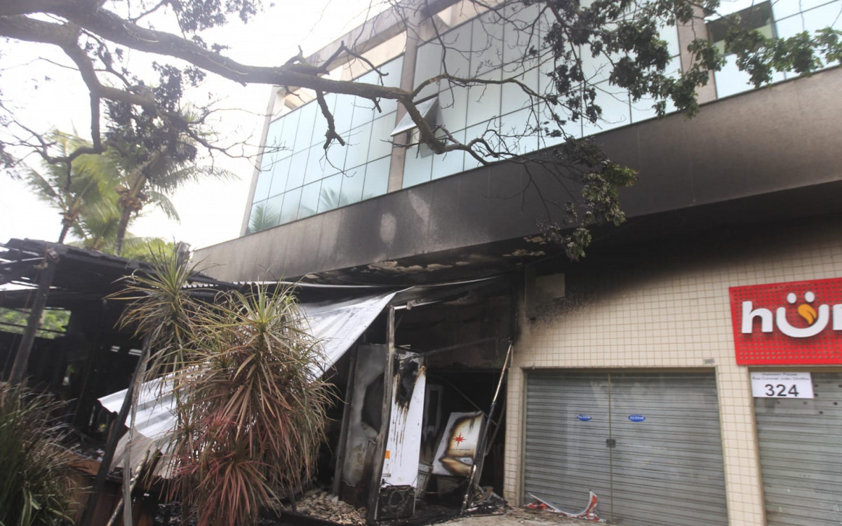 Exquina Gastrobar ficou completamente destruído pelo fogo 