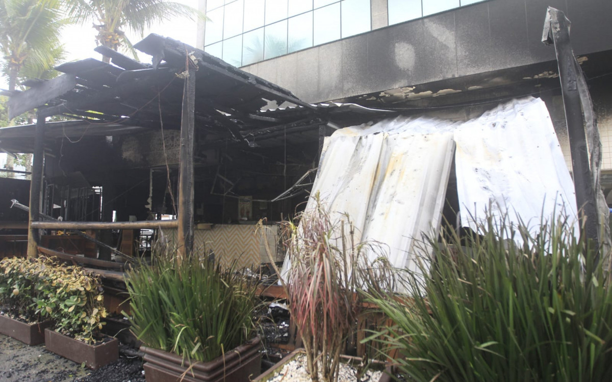 Restaurante pegou fogo na madrugada desta quarta-feira