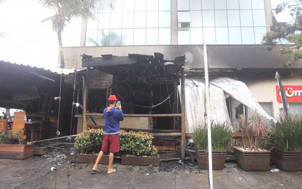 Restaurante pegou fogo na madrugada desta quarta-feira