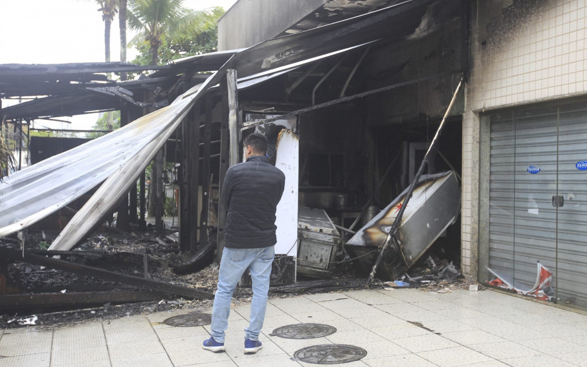 Bombeiros levaram cerca de 50 minutos para controlar o incêndio no Exquina