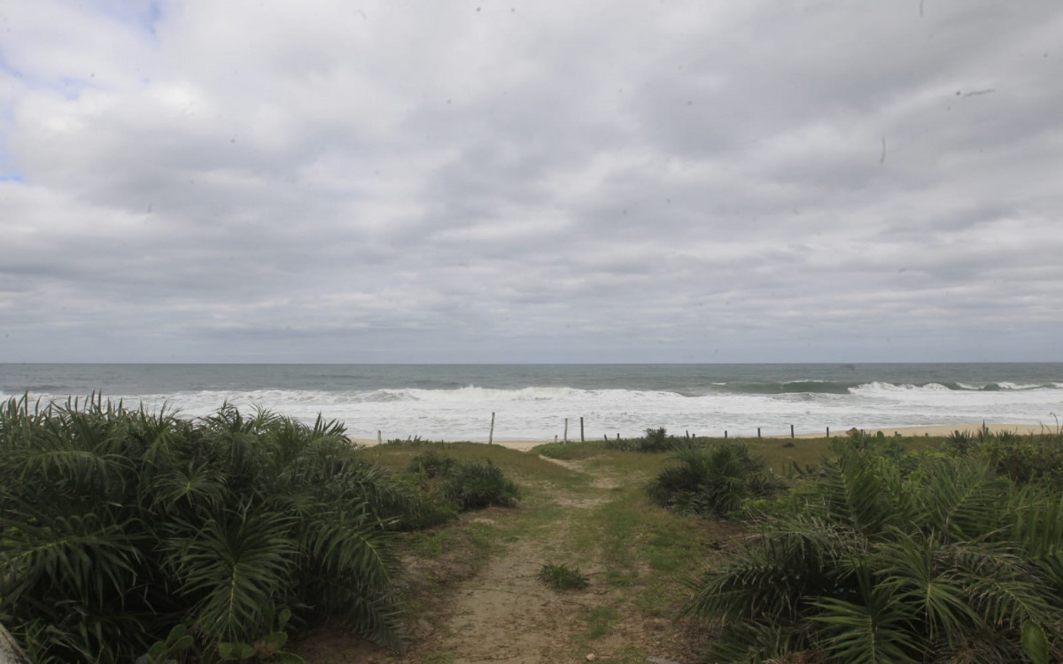 Praia da Reserva, no Recreio, ficou com céu nublado nesta quarta