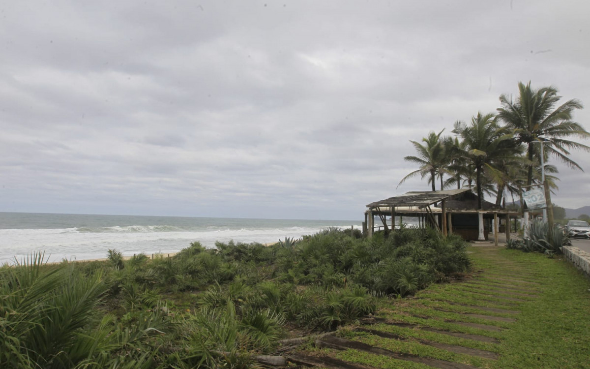 Praia da Reserva, no Recreio, ficou com céu nublado nesta quarta