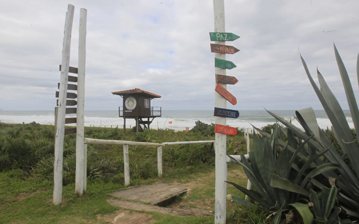 Praia da Reserva, no Recreio, ficou com céu nublado nesta quarta