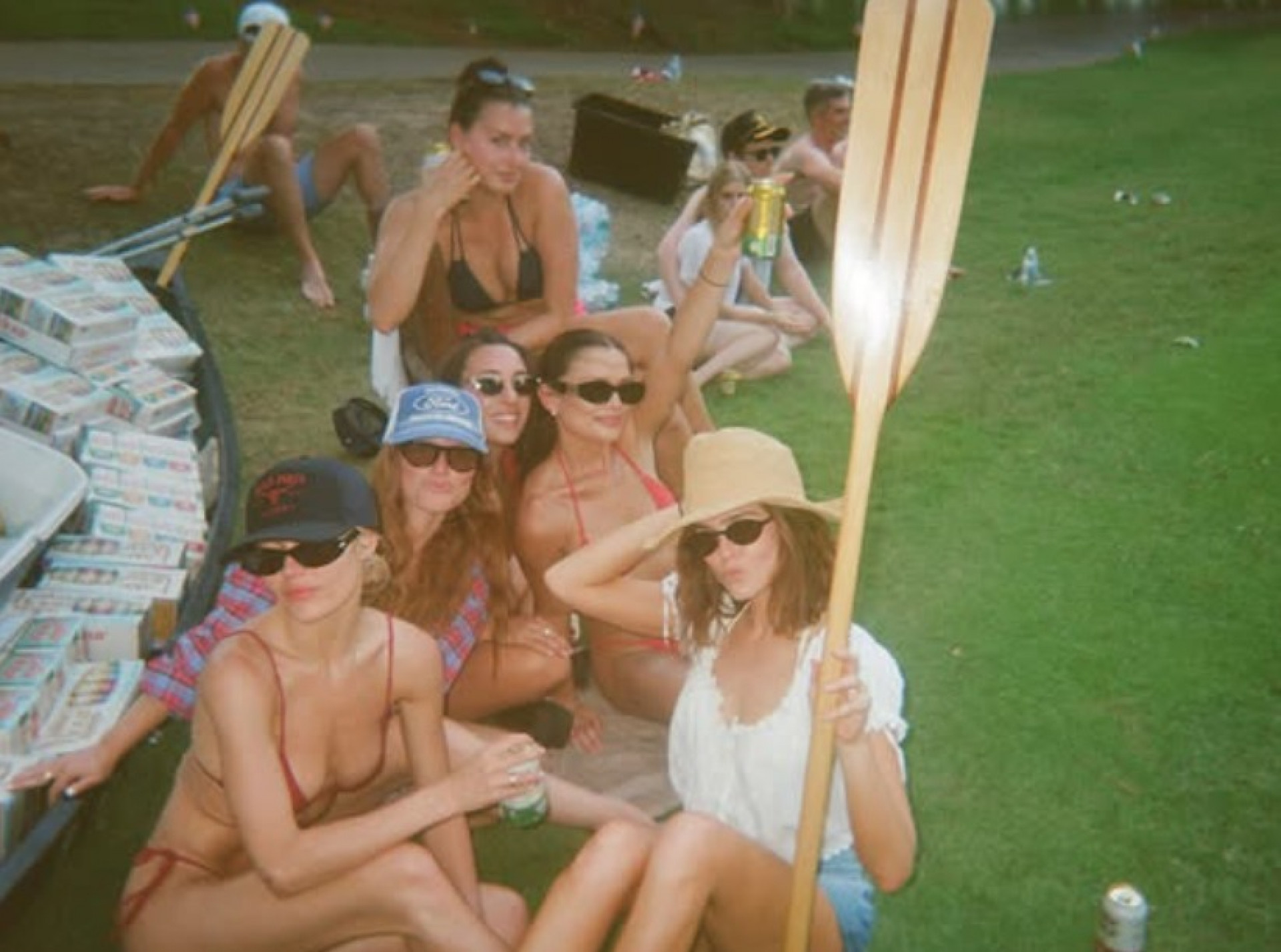 Glen Powell comemorou o feriado do dia 4 de julho com amigos e Michelle Randolph, nova namorada - Reprodução / Instagram