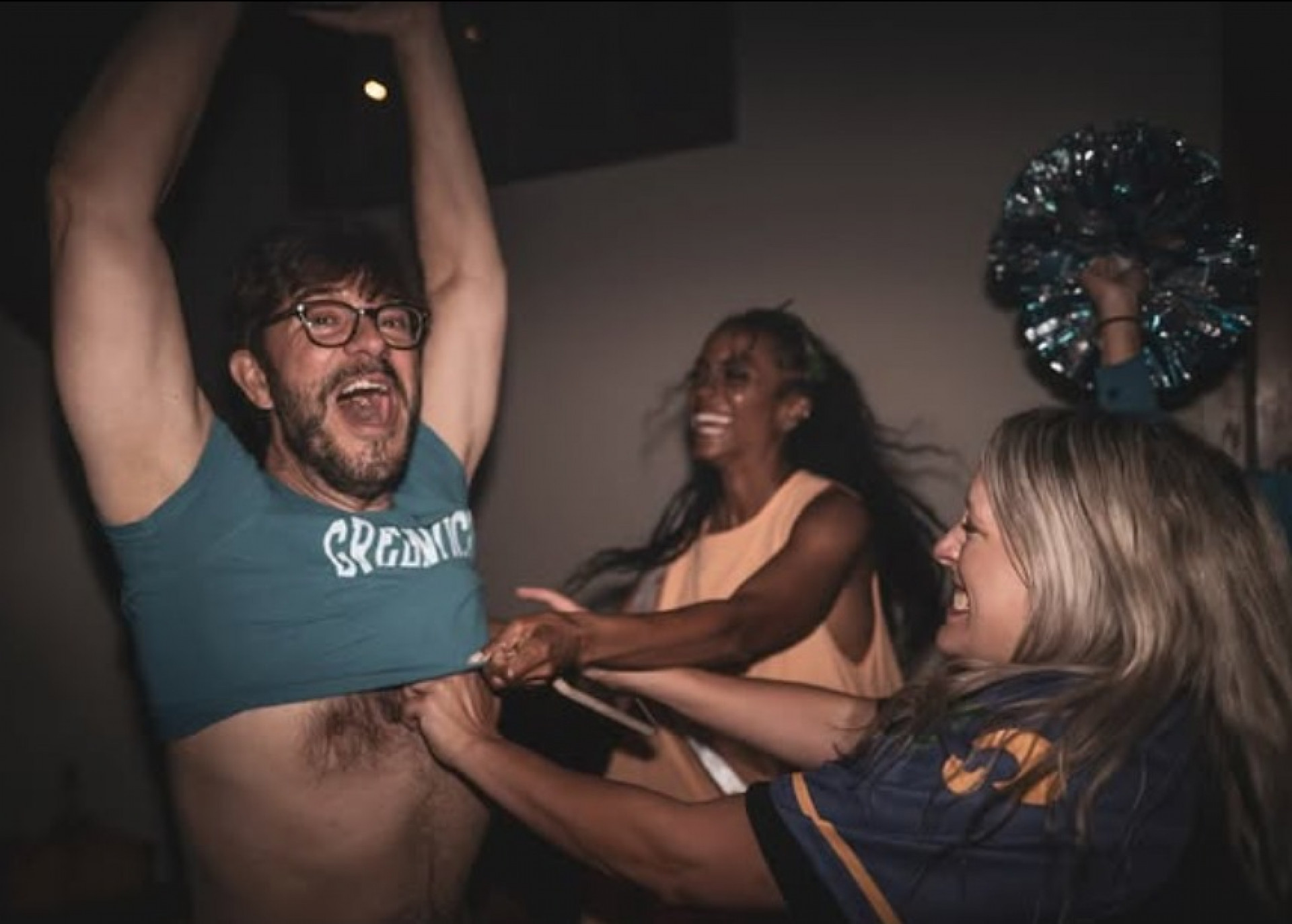 Glen Powell comemorou o feriado do dia 4 de julho com amigos e Michelle Randolph, nova namorada - Reprodução / Instagram