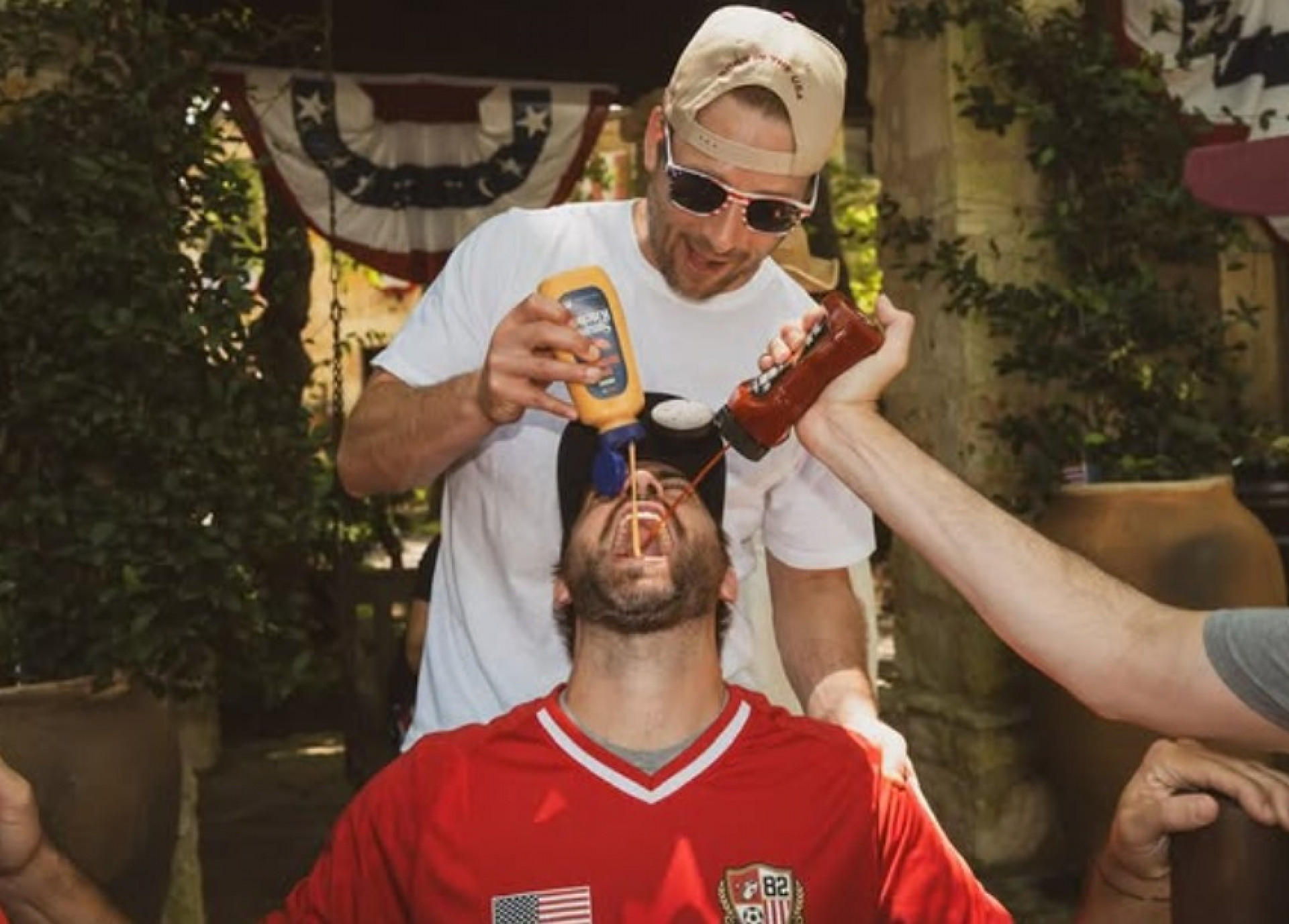 Glen Powell comemorou o feriado do dia 4 de julho com amigos e Michelle Randolph, nova namorada - Reprodução / Instagram
