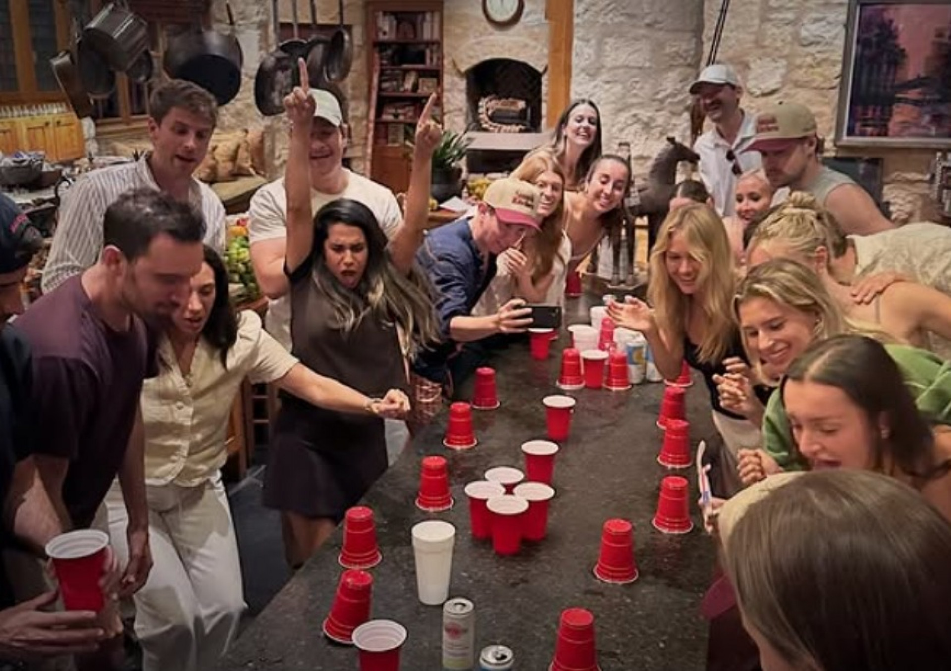 Glen Powell comemorou o feriado do dia 4 de julho com amigos e Michelle Randolph, nova namorada - Reprodução / Instagram