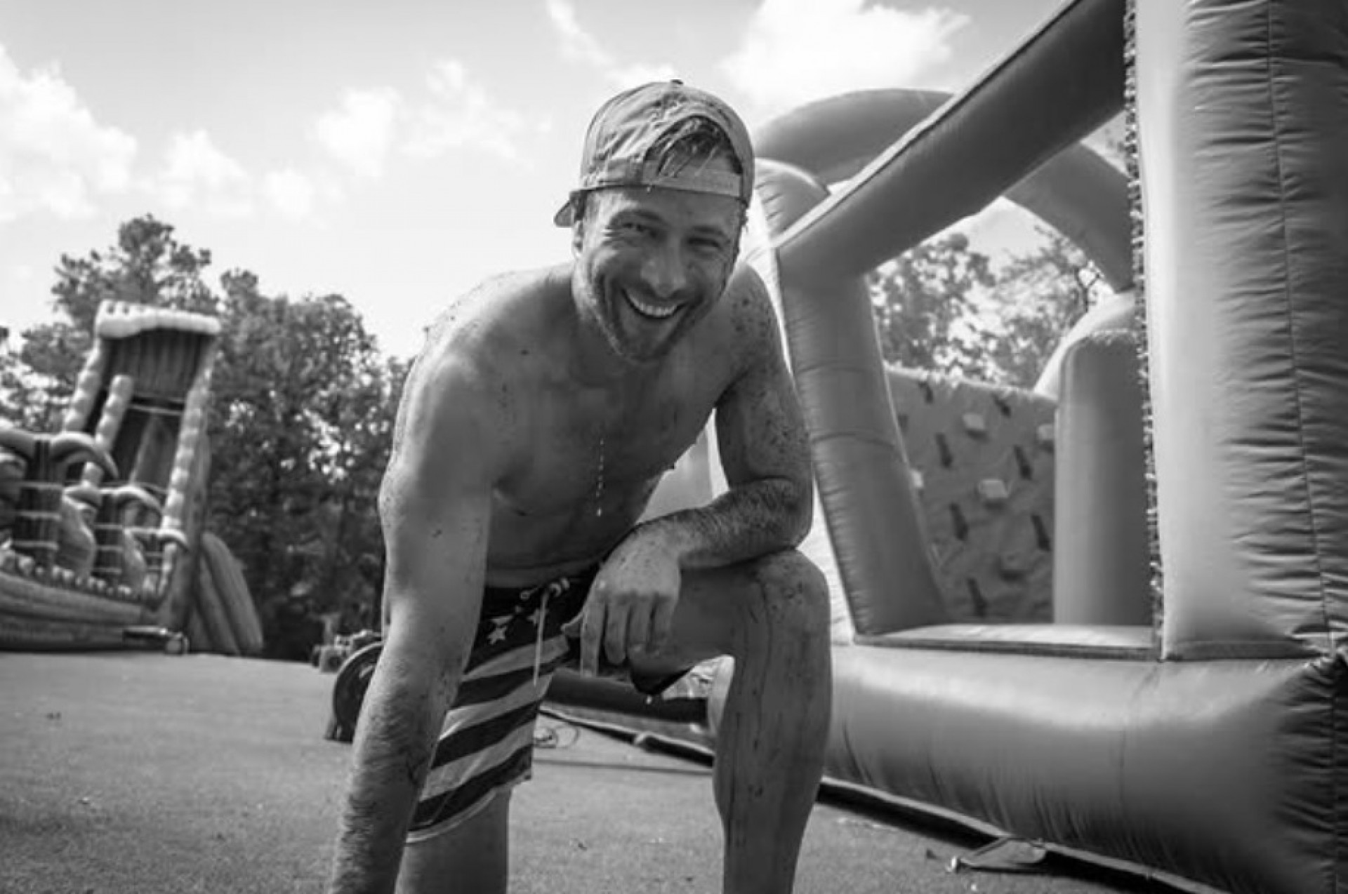 Glen Powell comemorou o feriado do dia 4 de julho com amigos e Michelle Randolph, nova namorada - Reprodução / Instagram