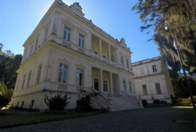 Decreto de calamidade não cita suspensão no aumento salarial do prefeito, vice e secretários em Petrópolis