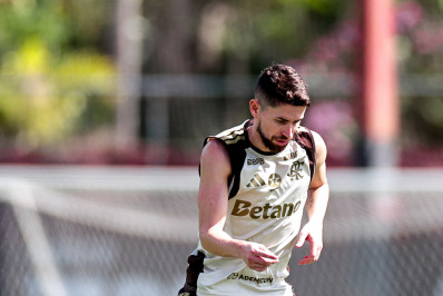Astro do Flamengo admite tristeza por ausência em Copa: 'Machuca'