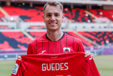 Ex-alvo do Flamengo, Roger Guedes renova contrato com Al-Rayyan