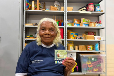 Aos 90, aluna da EJA assina RG pela primeira vez: 'Minha melhor fase'