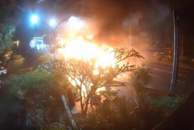 Ônibus pega fogo na saída do Túnel Rebouças