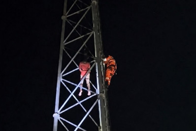 Homem é resgatado de torre de 40 metros em ação de cinco horas