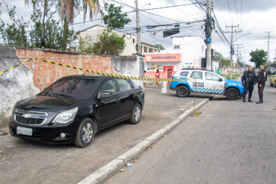 Dois corpos são encontrados dentro de veículo, em Marechal Hermes