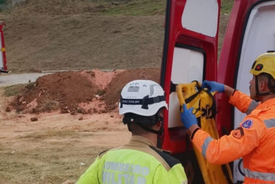 Coveiro cai em buraco de quatro metros durante enterro