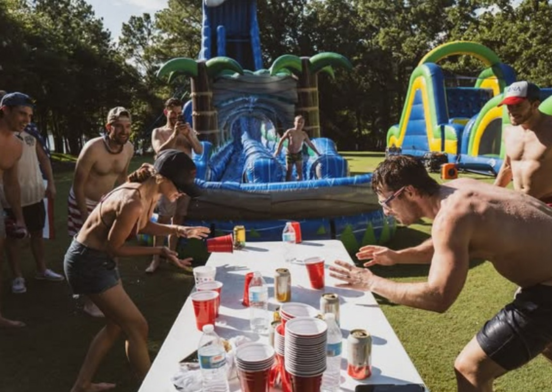 Glen Powell comemorou o feriado do dia 4 de julho com amigos e Michelle Randolph, nova namorada - Reprodução / Instagram
