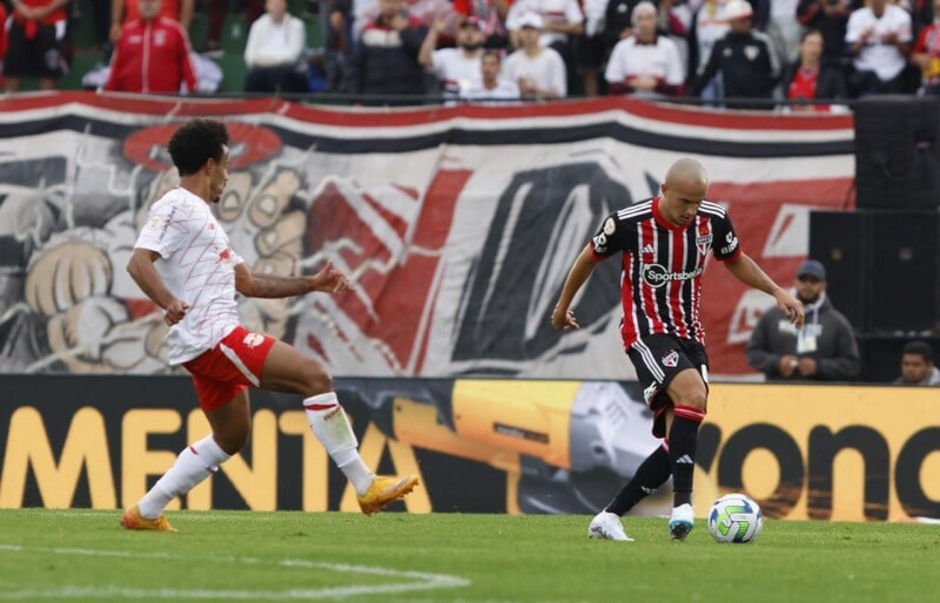 S&atilde;o Paulo acerta sa&iacute;da de zagueiro para clube do Azerbaij&atilde;o
