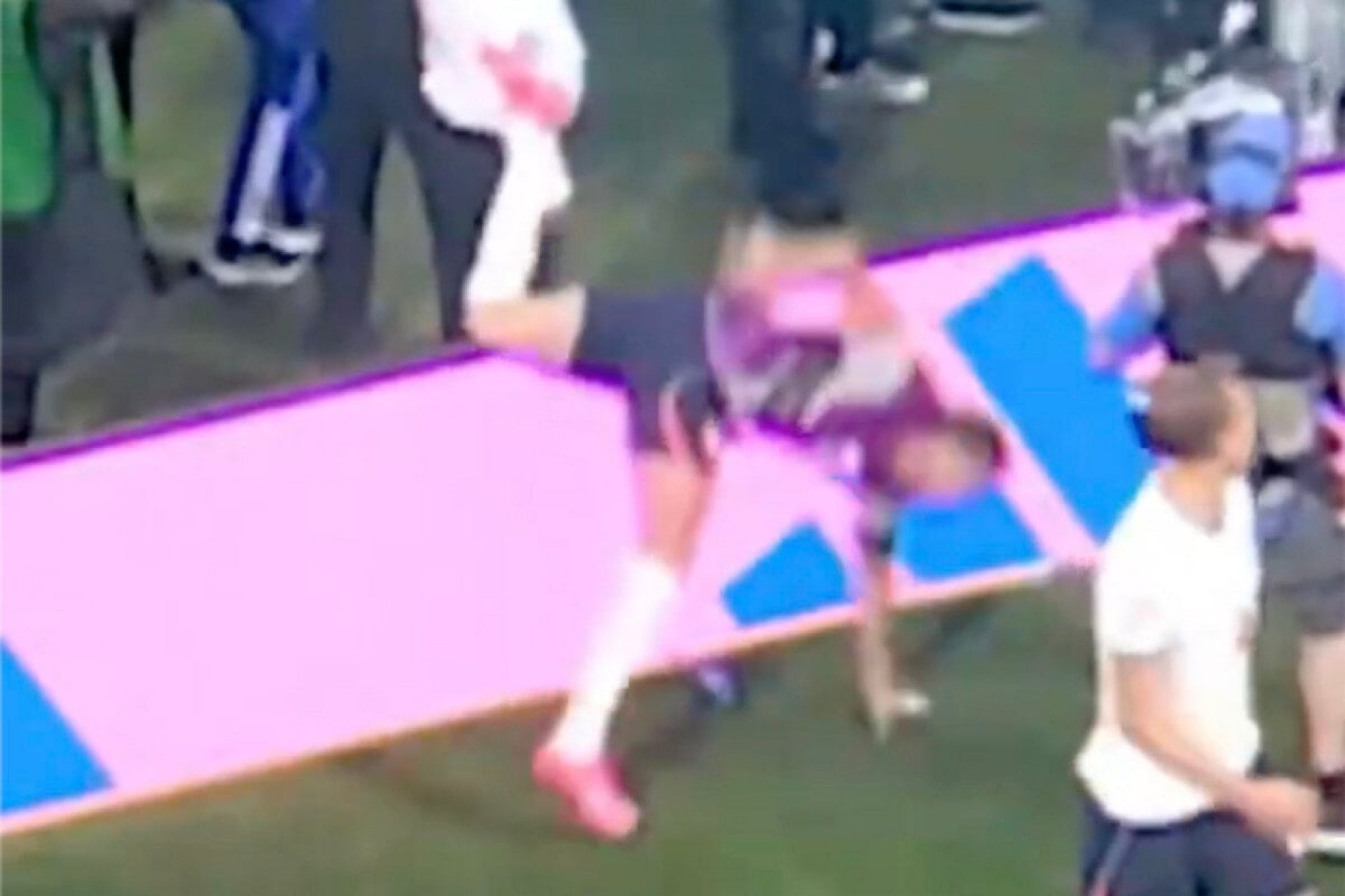V&iacute;deo: Henderson passa por cirurgia ap&oacute;s fraturar o bra&ccedil;o em comemora&ccedil;&atilde;o