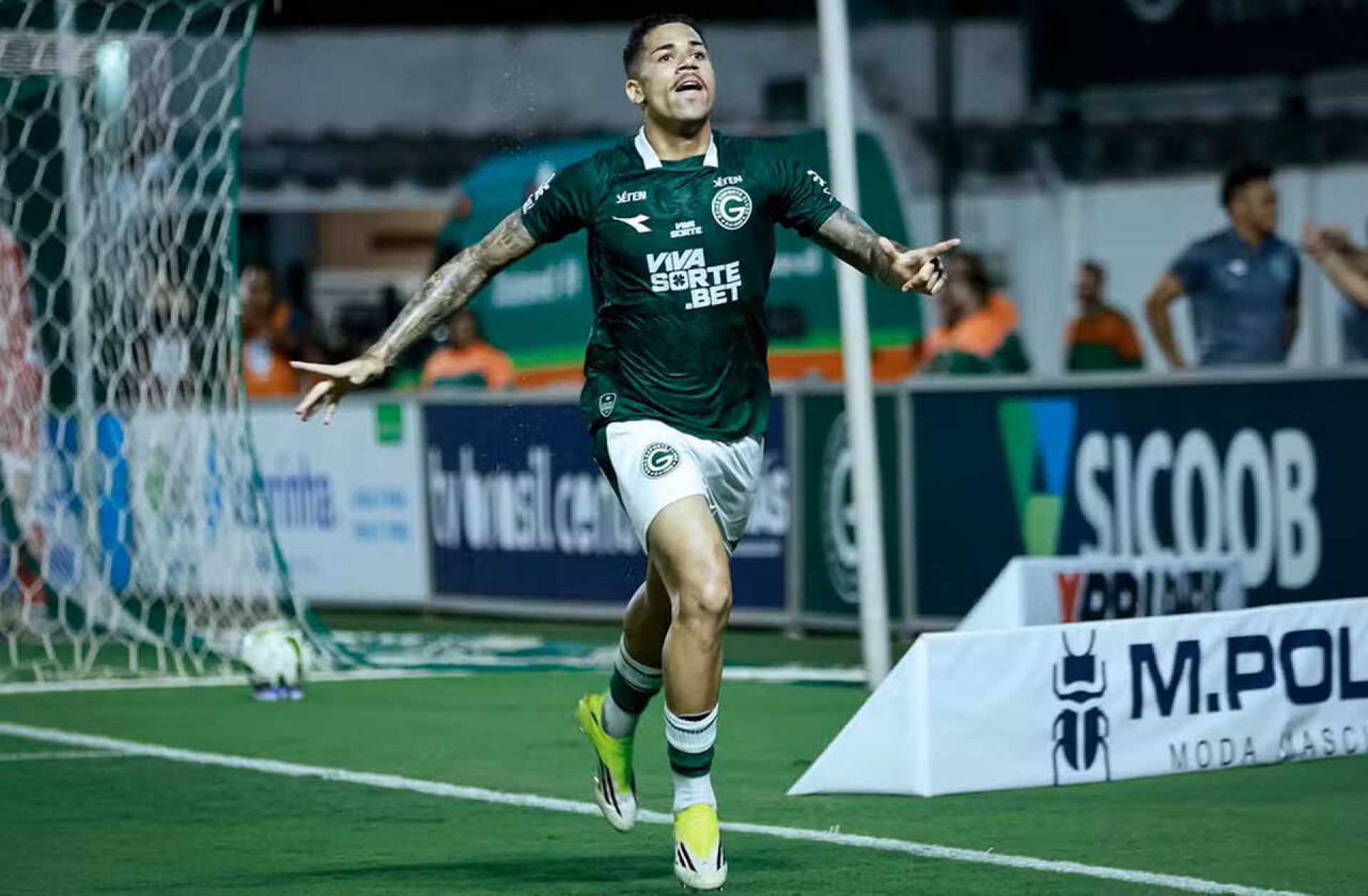 Gr&ecirc;mio faz nova investida por lateral do Goi&aacute;s