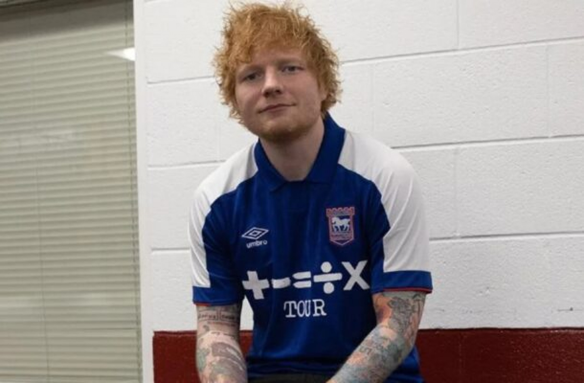 Com previs&atilde;o ousada, Ed Sheeran faz show privado para Inglaterra antes das quartas de final