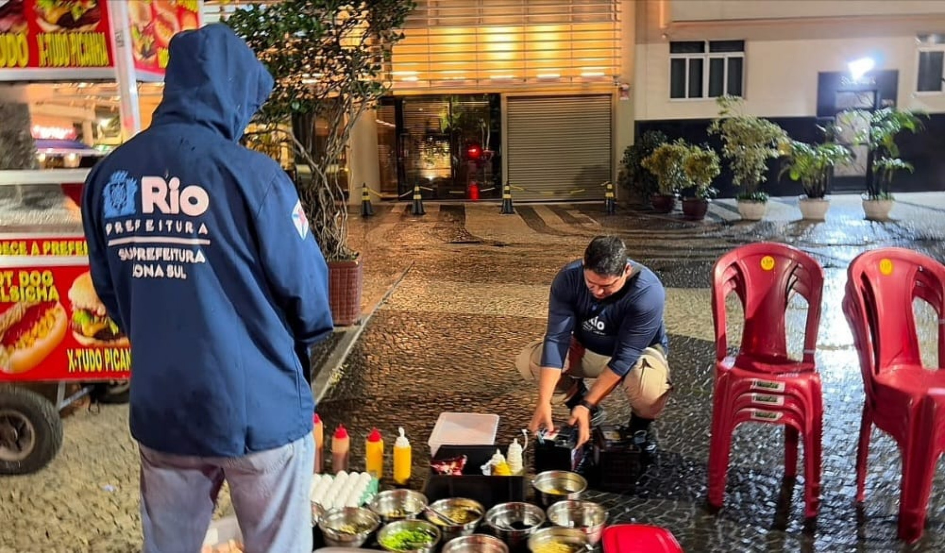 Ação descartou 80 quilos de alimentos impróprios para consumo em Copacabana, na Zona Sul do Rio - Jonas Monteiro / Subprefeitura da Zona Sul