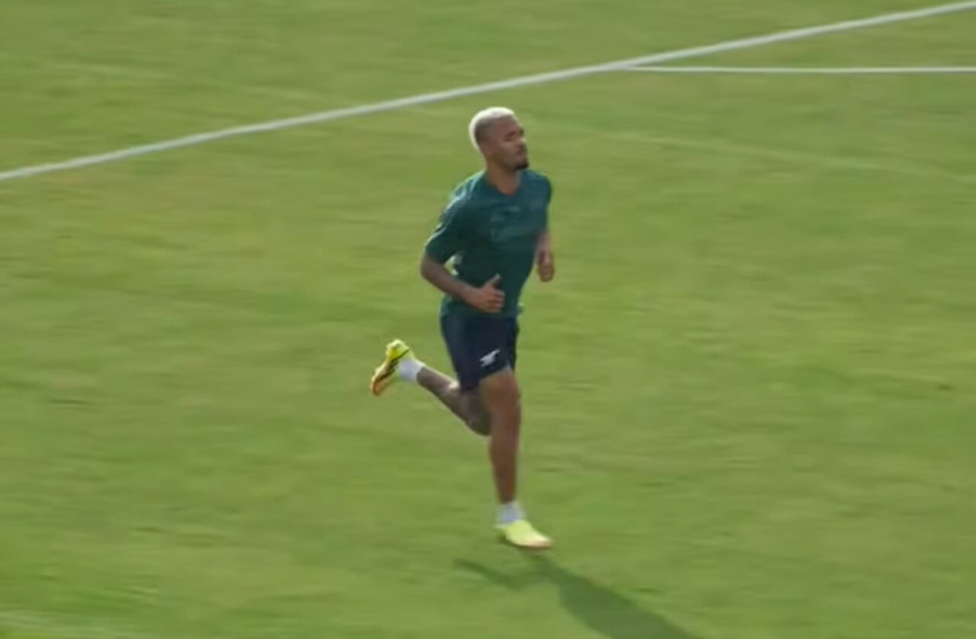 Gabriel Jesus treina no CT do Palmeiras durante as f&eacute;rias do futebol europeu