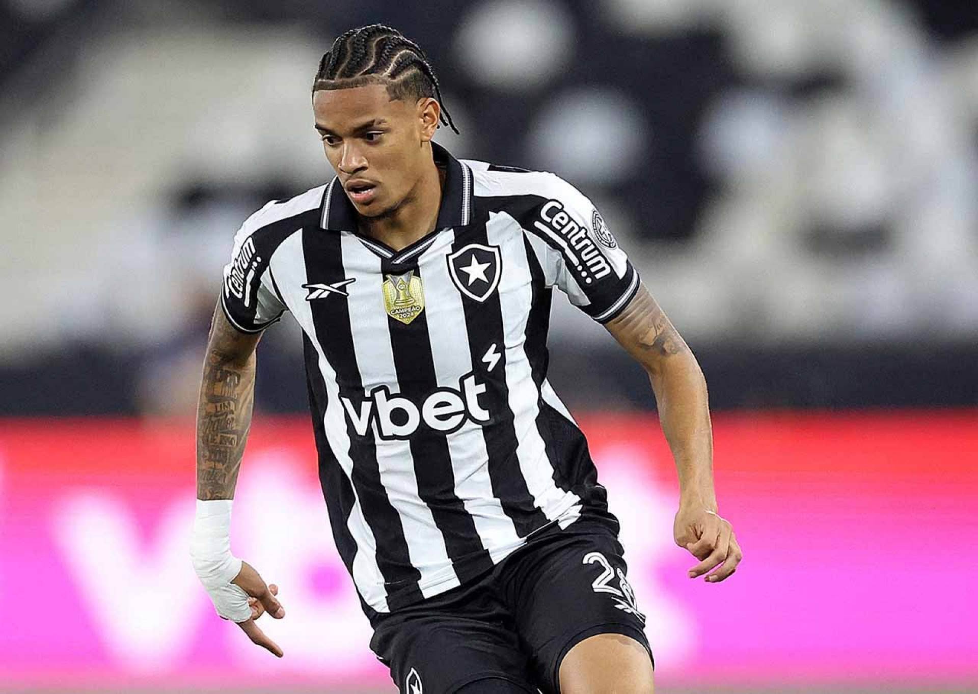 Newton chega na capital paulista para assinar com o S&atilde;o Paulo