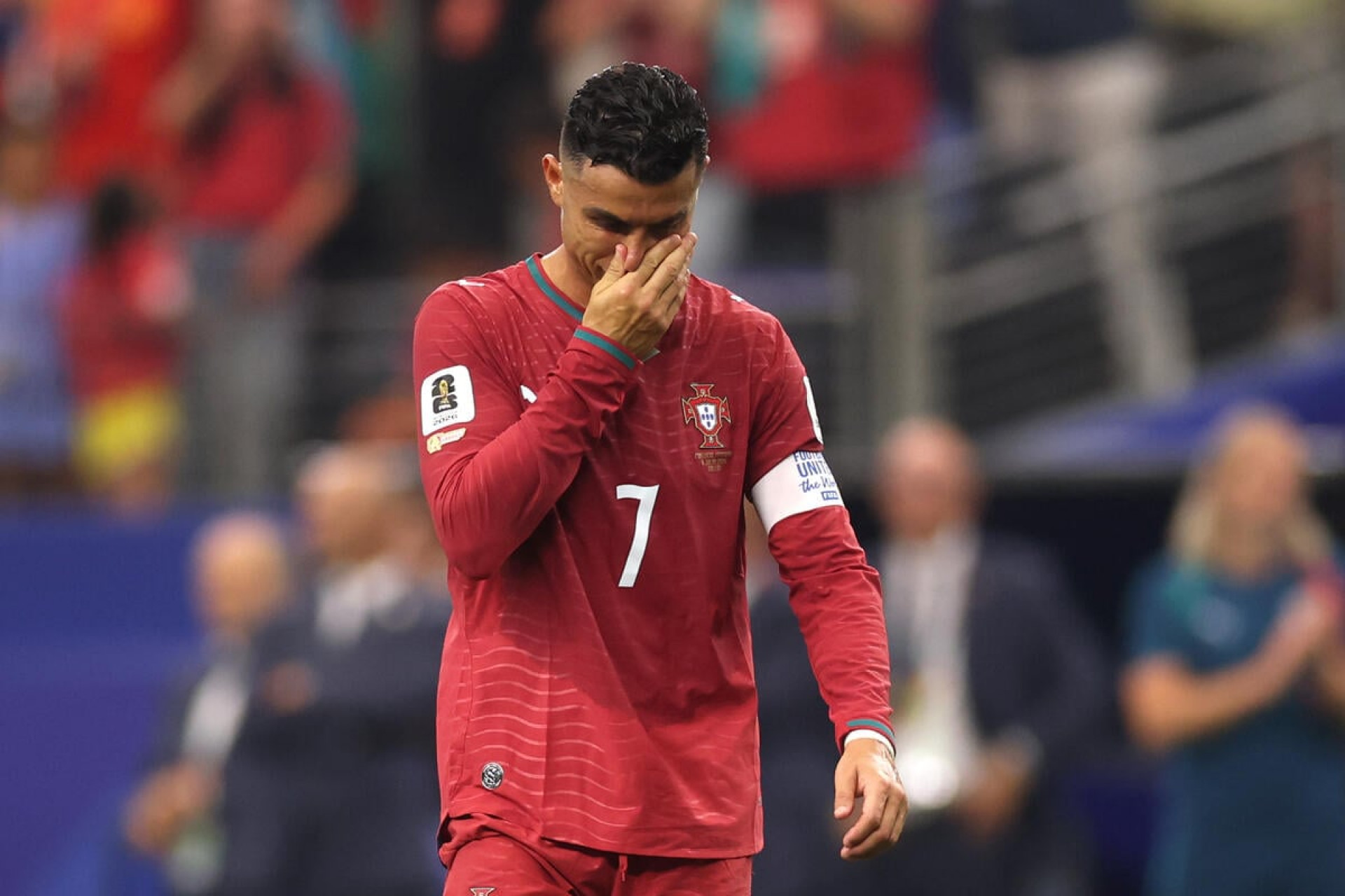 Cristiano Ronaldo publica mensagem ap&oacute;s queda: “Portugal sempre”