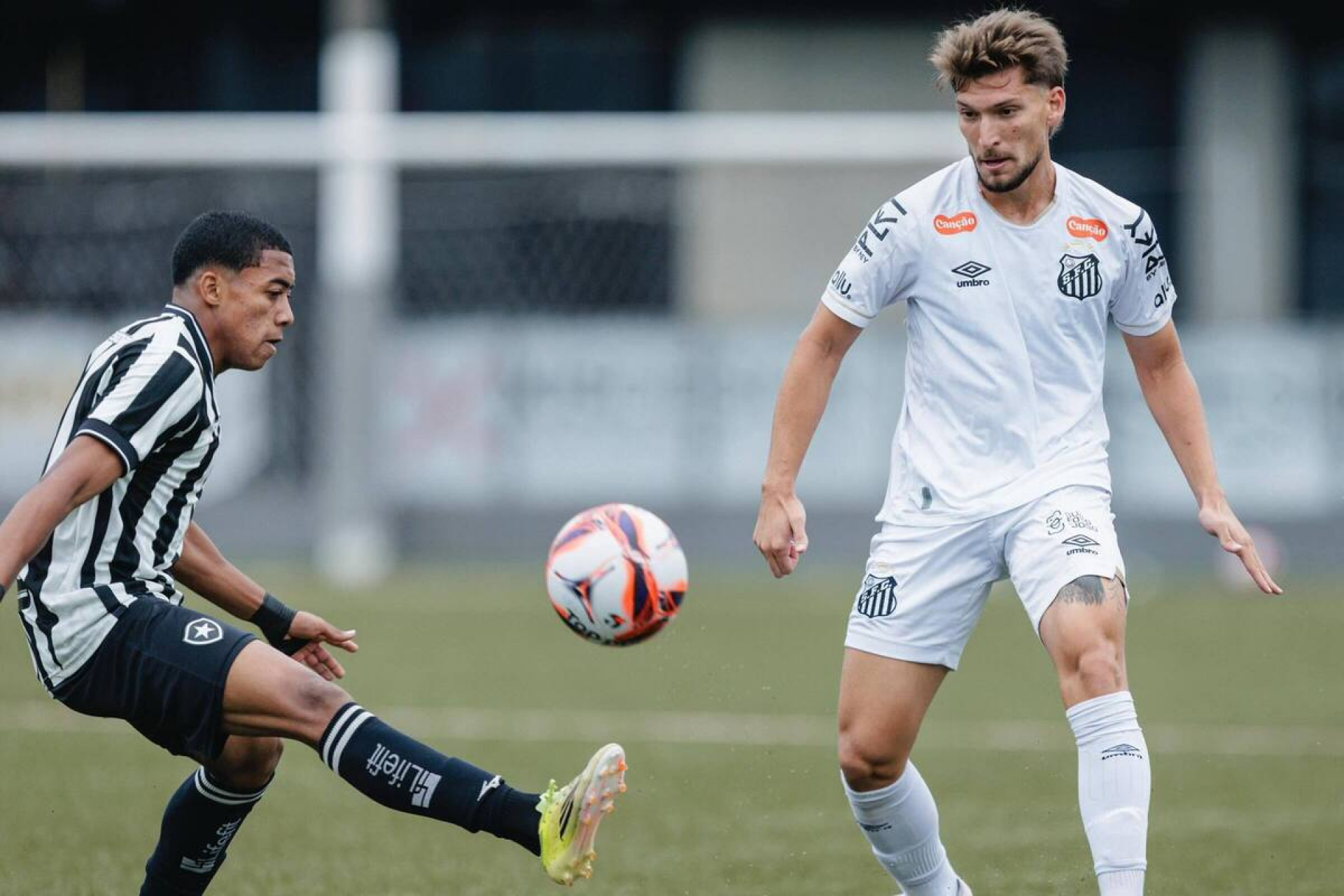 Santos goleia o Botafogo e conquista boa vantagem no Brasileiro Sub-20
