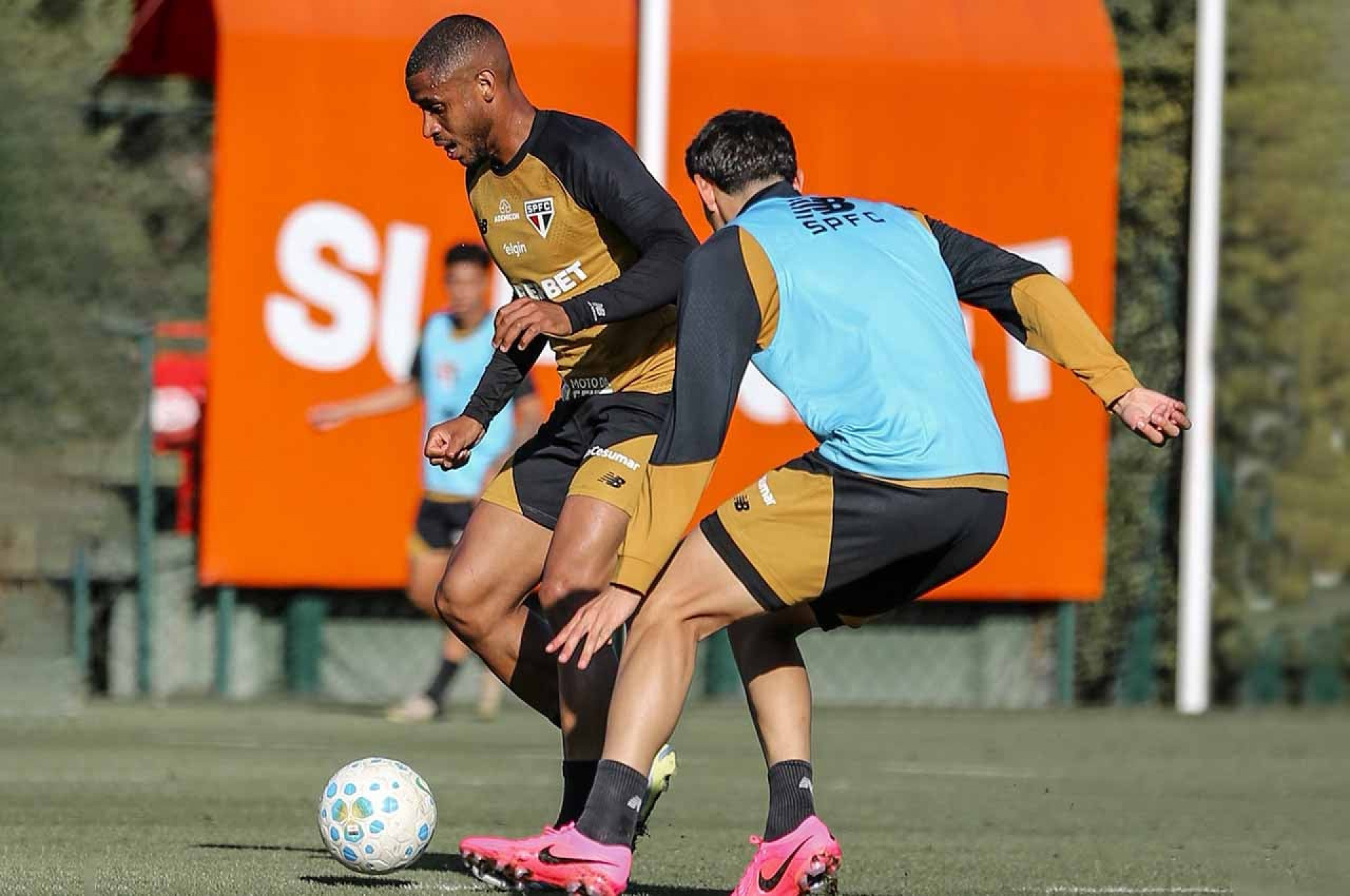 Dorival J&uacute;nior foca em treino de ataque no S&atilde;o Paulo
