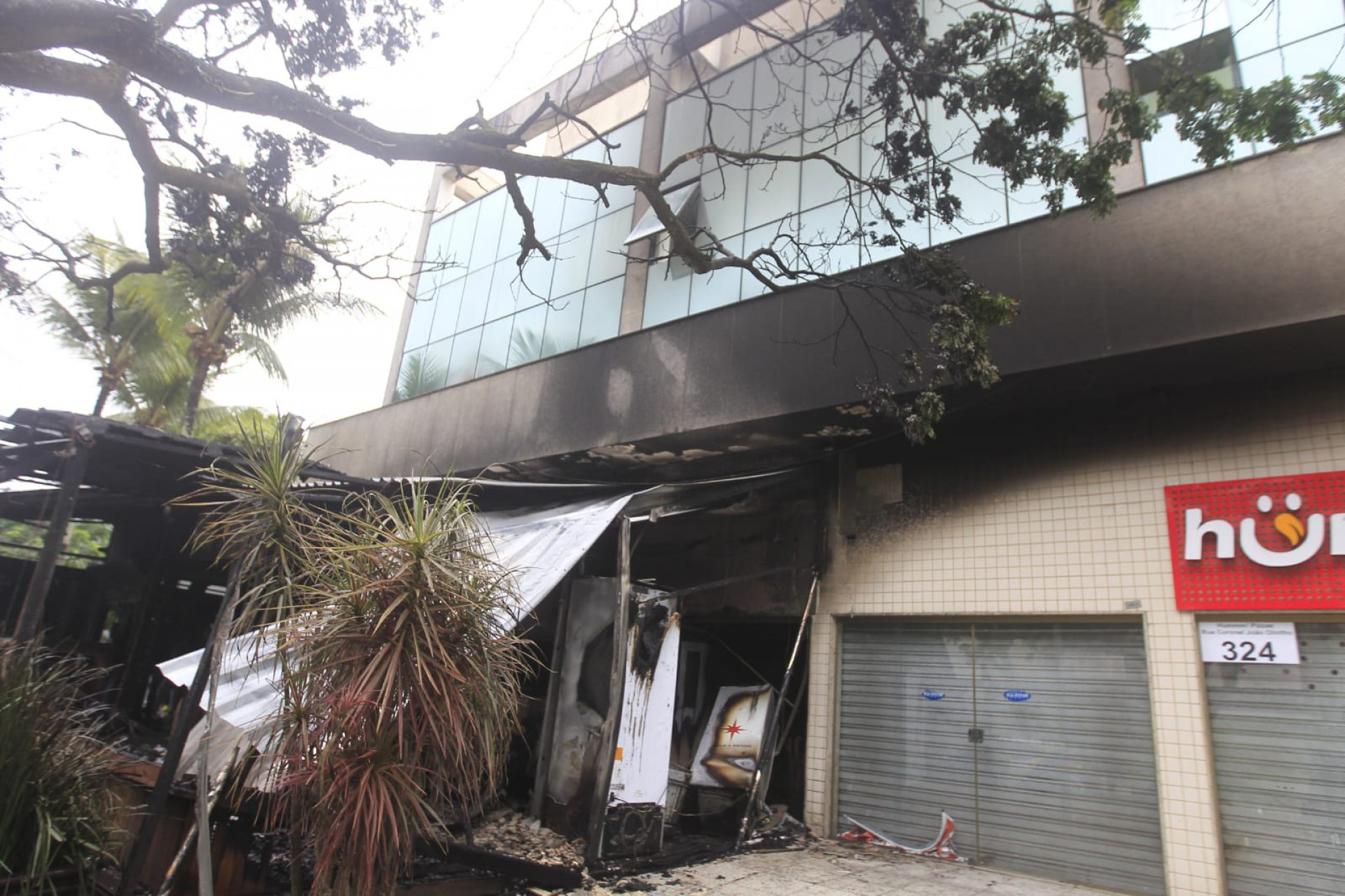 Exquina Gastrobar ficou completamente destruído pelo fogo  - Reginaldo Pimenta / Agência O Dia