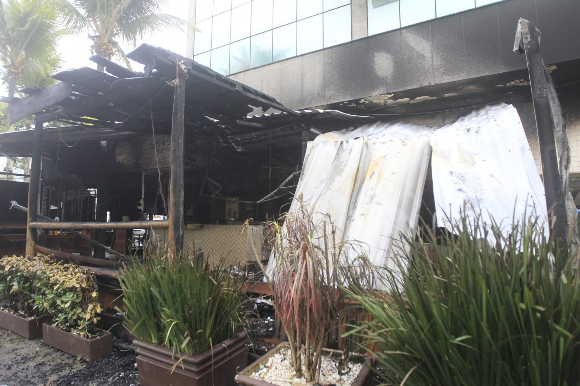 Restaurante pegou fogo na madrugada desta quarta-feira - Reginaldo Pimenta / Agência O Dia