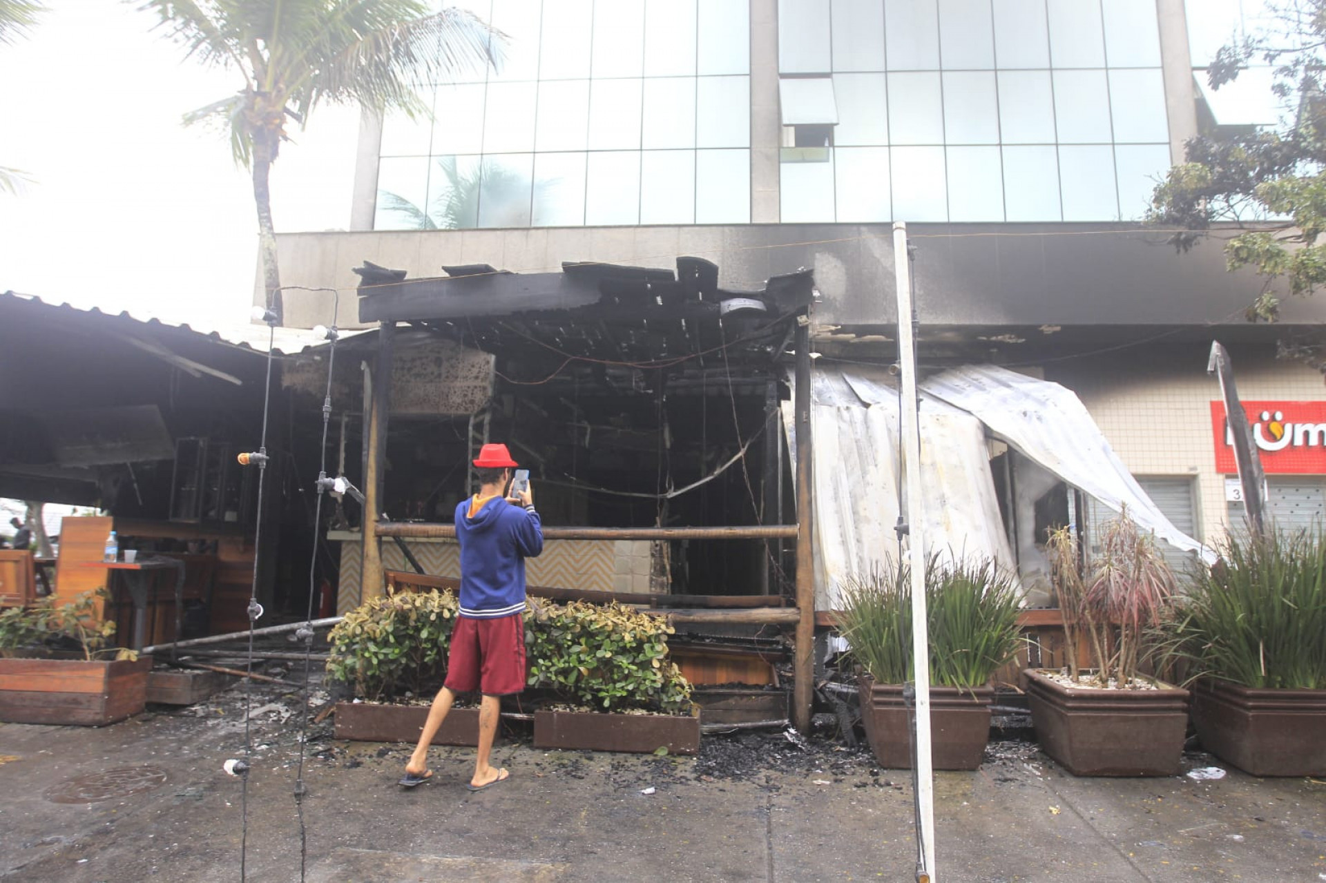 Restaurante pegou fogo na madrugada desta quarta-feira - Reginaldo Pimenta / Agência O Dia