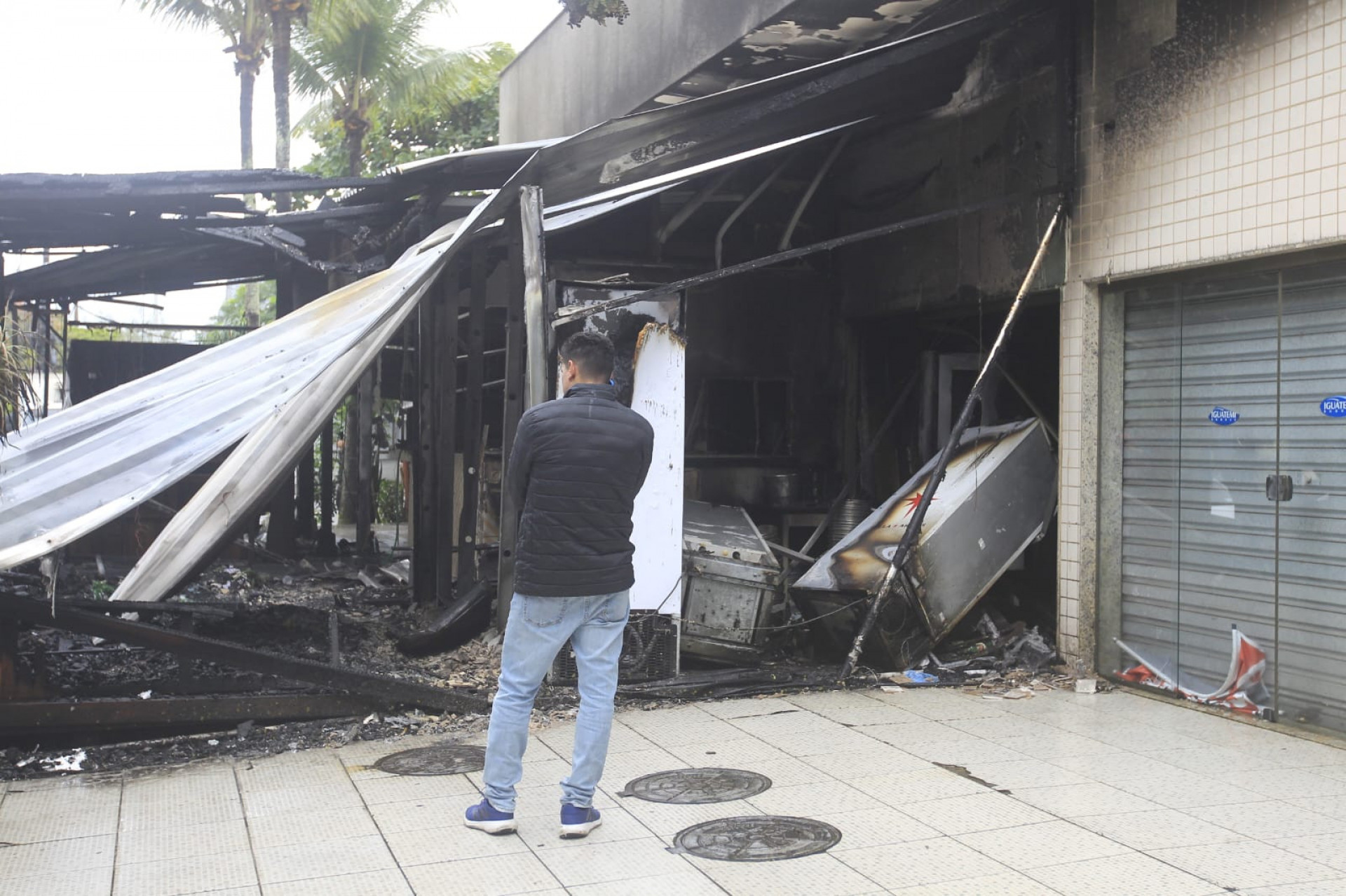 Bombeiros levaram cerca de 50 minutos para controlar o incêndio no Exquina - Reginaldo Pimenta / Agência O Dia