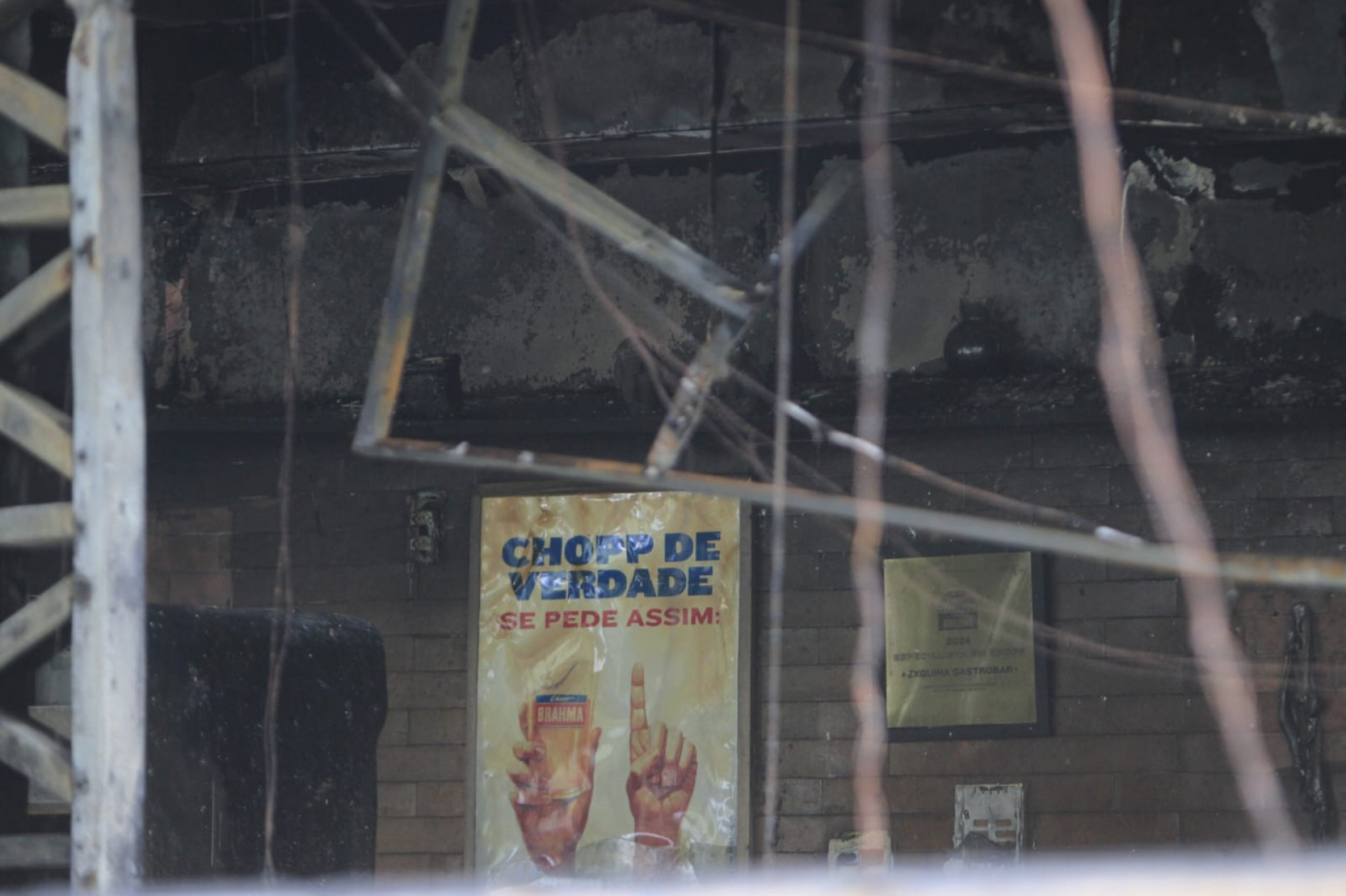 Moradores da Avenida Guilherme Almeida se assustaram com o incêndio - Reginaldo Pimenta / Agência O Dia